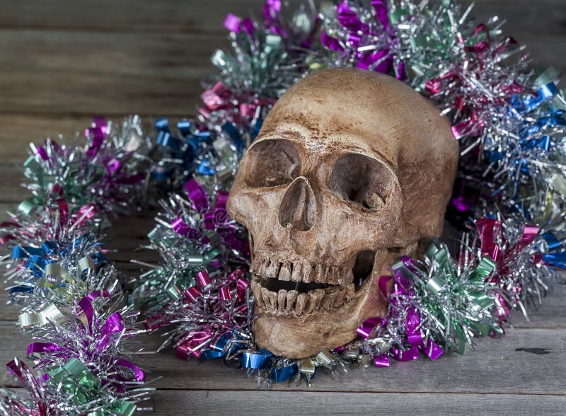 Todavía vida 1 Cráneo humano adornado con las guirnaldas en el viejo woode imágenes de archivo libres de regalías Todavía vida 1 Cráneo humano adornado con las guirnaldas en el viejo woode imágenes de archivo libres de regalías
