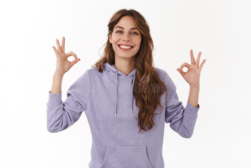 Todo muy bien consiguió bajo control Los jóvenes relajados alegres aseguraron gesto excelente sonriente de la muchacha de la auto fotografía de archivo Todo muy bien consiguió bajo control Los jóvenes relajados alegres aseguraron gesto excelente sonriente de la muchacha de la auto fotografía de archivo