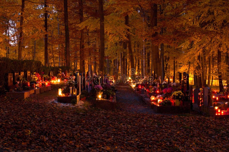 Dia de Todos os Santos no cemitério foto de stock royalty free