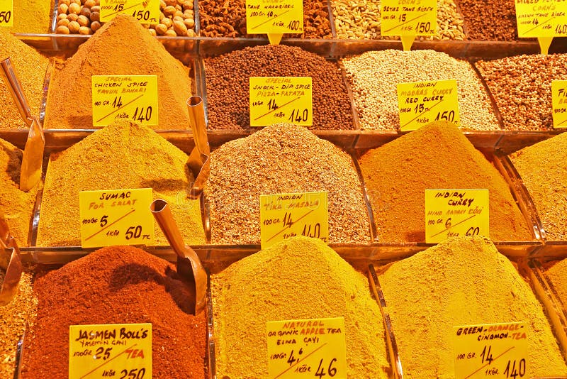 Todo o tipo de especiarias orientais no bazar da especiaria de Istambul foto de stock Todo o tipo de especiarias orientais no bazar da especiaria de Istambul foto de stock