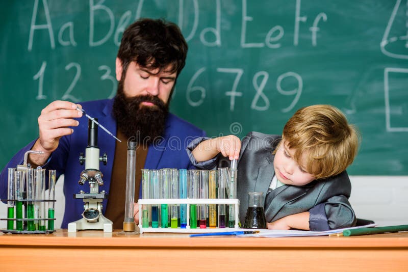 Todos diário bem sucedido Química e biologia da física sabedoria De volta ? escola menino pequeno com homem do professor flask fotos de stock royalty free Todos diário bem sucedido Química e biologia da física sabedoria De volta ? escola menino pequeno com homem do professor flask fotos de stock royalty free