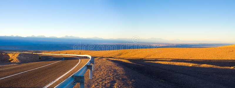 Toegangsweg en panoramisch zicht van het Salt Lake Salar de Atacama en San Pedro de Atacama royalty-vrije stock afbeeldingen Toegangsweg en panoramisch zicht van het Salt Lake Salar de Atacama en San Pedro de Atacama royalty-vrije stock afbeeldingen