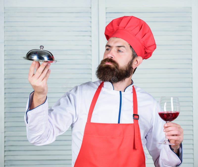 Toejuichingen aan vrienden Dien voedsel Culinaire keuken de mens houdt het dienblad van de keukenschotel in restaurant Het gezond stock foto Toejuichingen aan vrienden Dien voedsel Culinaire keuken de mens houdt het dienblad van de keukenschotel in restaurant Het gezond stock foto