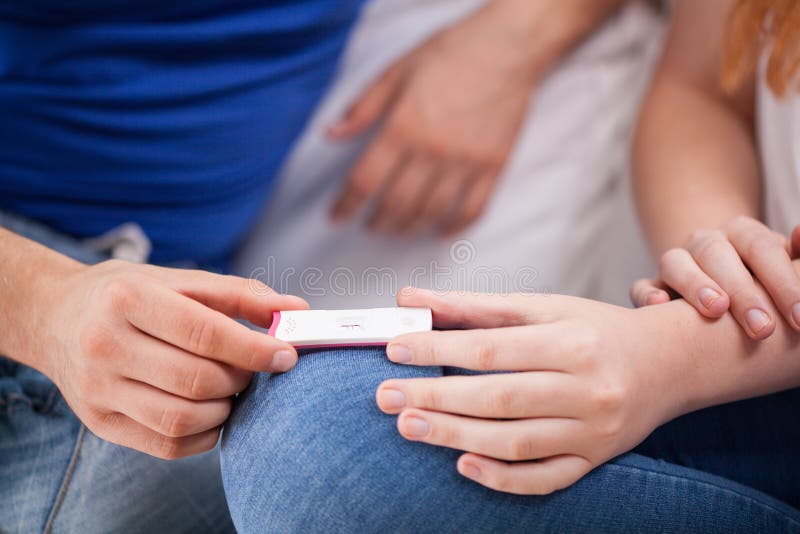 Toekomstige ouders met positieve zwangerschapstest stock afbeeldingen Toekomstige ouders met positieve zwangerschapstest stock afbeeldingen