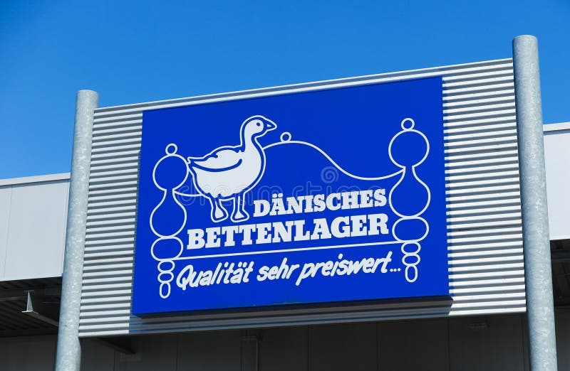 TOENISVORST, GERMANIA - JUIN 28 2019: Chiuda su del logo blu contro cielo blu alla parte anteriore del deposito dei daenisches Be immagine stock TOENISVORST, GERMANIA - JUIN 28 2019: Chiuda su del logo blu contro cielo blu alla parte anteriore del deposito dei daenisches Be immagine stock