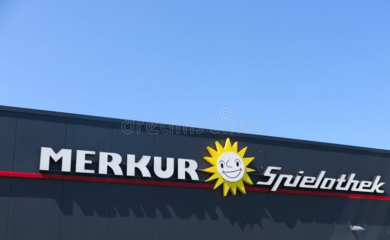 TOENISVORST TYSKLAND - JUIN 28 2019: Stäng sig upp av kedja för den text- och sollogoMerkur Spielothek tysk spela korridoren med arkivbild TOENISVORST TYSKLAND - JUIN 28 2019: Stäng sig upp av kedja för den text- och sollogoMerkur Spielothek tysk spela korridoren med arkivbild