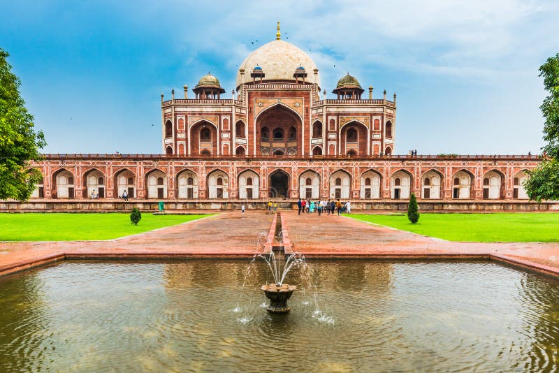 Toerist bij het Graf van Humayun ` s, Delhi, India stock fotografie Toerist bij het Graf van Humayun ` s, Delhi, India stock fotografie