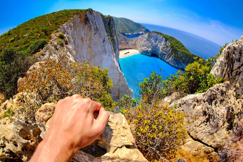 Toerist het letten op bij Navagio-vlek van de Schipbreuk de panoramische toneelmening royalty-vrije stock foto Toerist het letten op bij Navagio-vlek van de Schipbreuk de panoramische toneelmening royalty-vrije stock foto