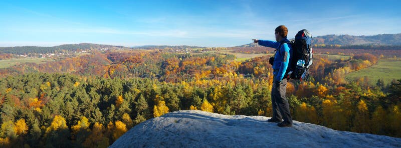 Toerist op het meningspunt die een herfstlandschap tonen royalty-vrije stock fotografie Toerist op het meningspunt die een herfstlandschap tonen royalty-vrije stock fotografie