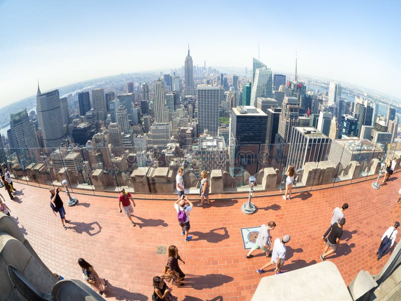 Toeristen bij de Bovenkant van het Dek van de Rotsobservatie boven op GE die New York inbouwen