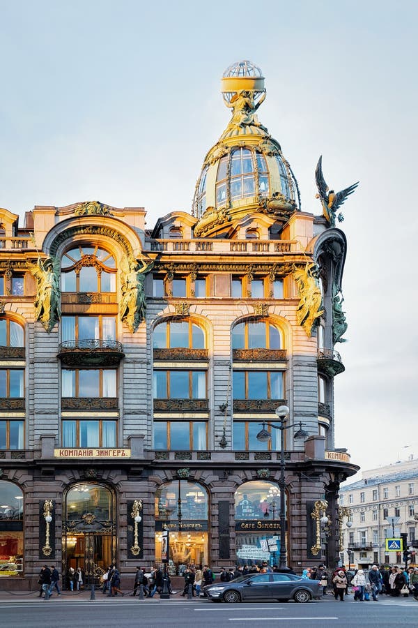 Toeristen bij Zinger-Huis op Nevsky-Vooruitzichtweg in St. Petersburg, Rusland royalty-vrije stock foto Toeristen bij Zinger-Huis op Nevsky-Vooruitzichtweg in St. Petersburg, Rusland royalty-vrije stock foto