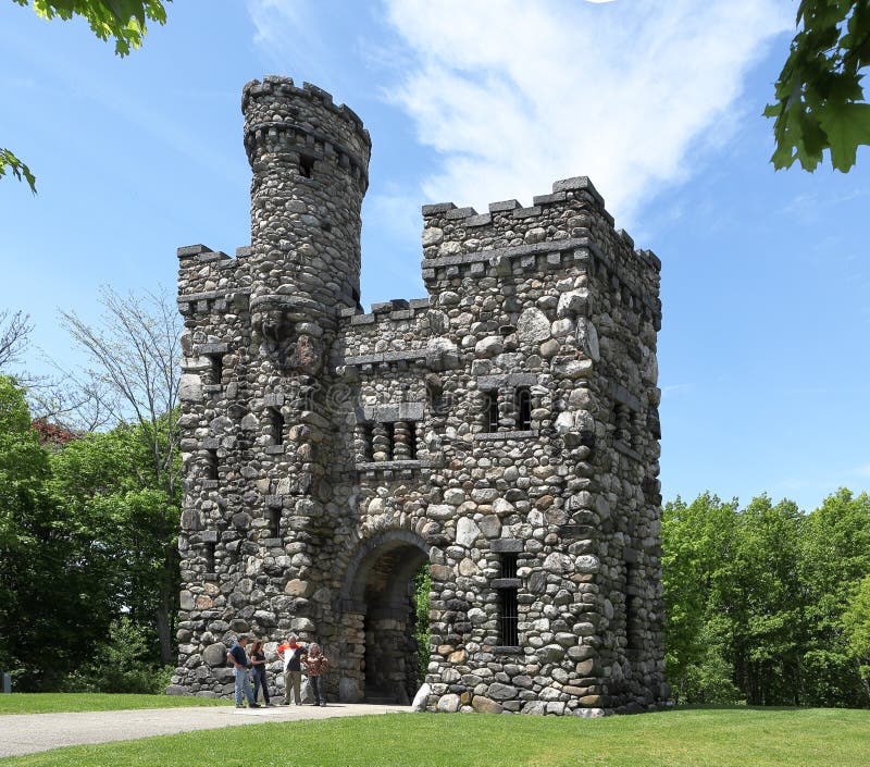 Toeristen die Bancroft-Toren in het Park van Salisbury, Worcester, Massachusetts bekijken royalty-vrije stock afbeeldingen Toeristen die Bancroft-Toren in het Park van Salisbury, Worcester, Massachusetts bekijken royalty-vrije stock afbeeldingen