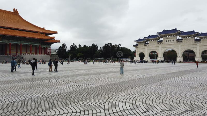 Toeristen die bij de herdenkingszaal van Chiang Kai Shek in Taiwan lopen