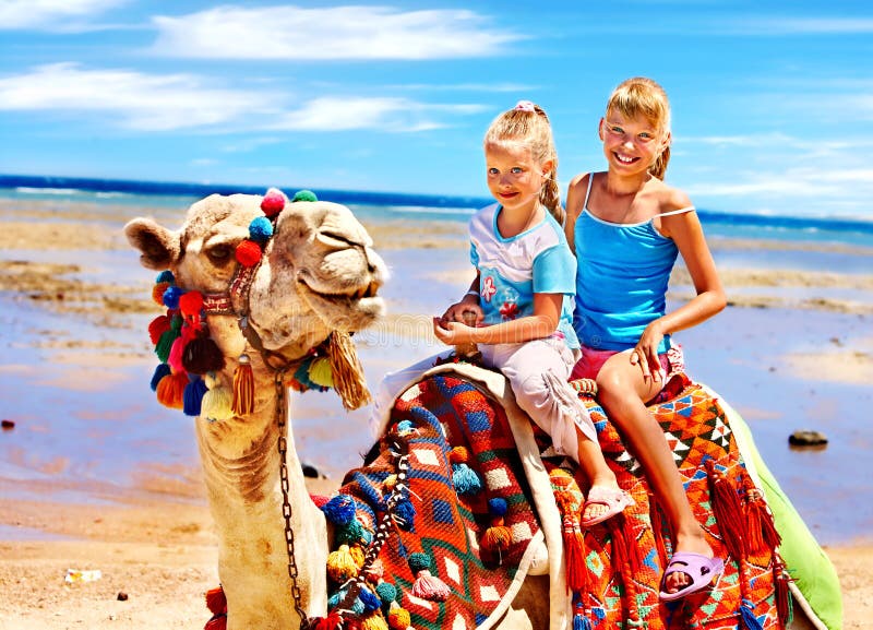 Toeristen die kameel berijden op het strand van Egypte. royalty-vrije stock afbeeldingen Toeristen die kameel berijden op het strand van Egypte. royalty-vrije stock afbeeldingen