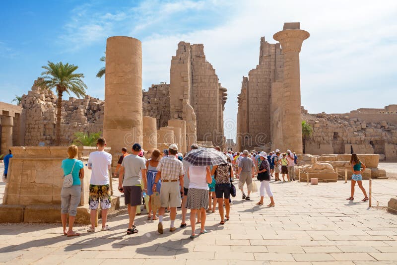 Toeristen die Karnak-Tempel bezoeken Luxor, Egypte stock foto's Toeristen die Karnak-Tempel bezoeken Luxor, Egypte stock foto's