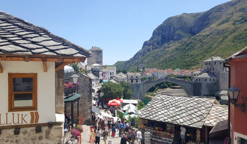 Toeristen die Mostar, historische stad in Bosnië-Herzegovina bezoeken - beroemde Stari de Meeste oude brug op achtergrond royalty-vrije stock afbeeldingen Toeristen die Mostar, historische stad in Bosnië-Herzegovina bezoeken - beroemde Stari de Meeste oude brug op achtergrond royalty-vrije stock afbeeldingen