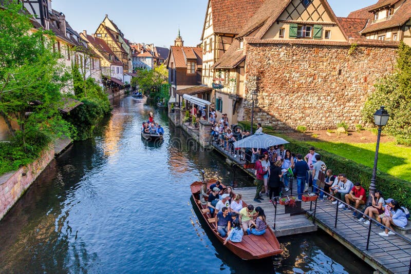 Toeristen die water van rondvaarten in Lauch-rivier in Colmar, Frankrijk, Europa genieten
