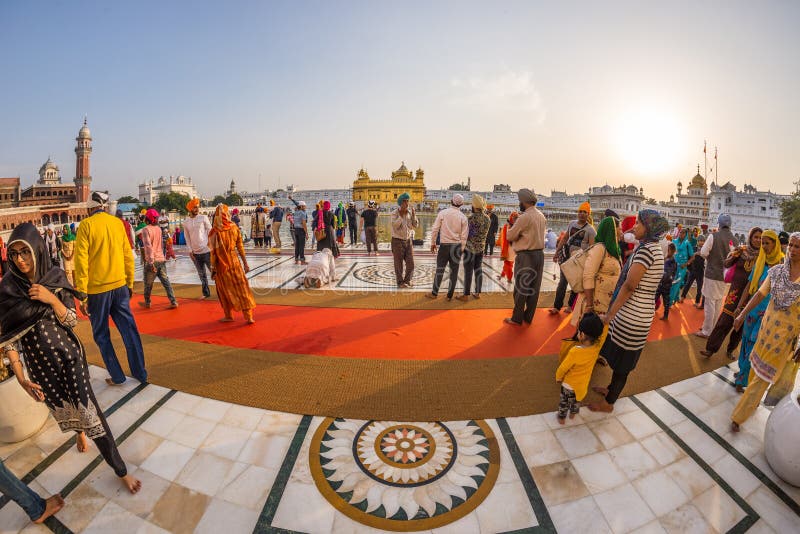 Toeristen en gelovige die binnen de Gouden Tempel complex bij Amritsar, Punjab, India, het heiligste pictogram en de verering lop stock afbeelding Toeristen en gelovige die binnen de Gouden Tempel complex bij Amritsar, Punjab, India, het heiligste pictogram en de verering lop stock afbeelding