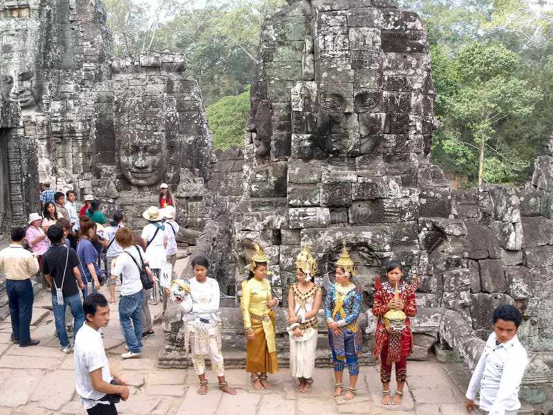 Toeristen en uitvoerders binnen Bayon-Tempel in Angkor in Kambodja stock fotografie Toeristen en uitvoerders binnen Bayon-Tempel in Angkor in Kambodja stock fotografie