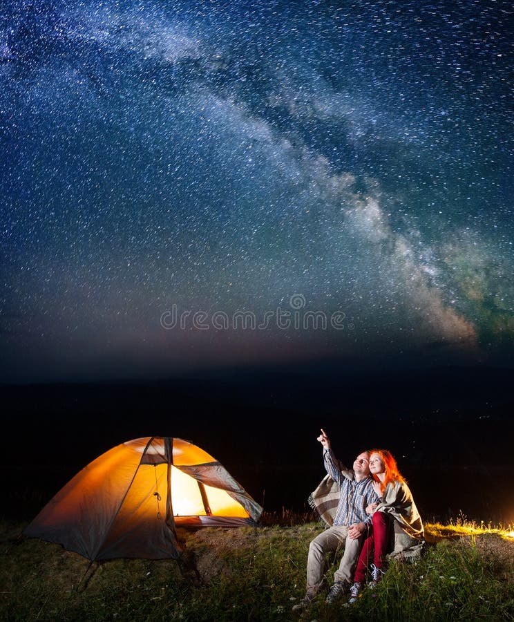 Toeristen in het kamperen bij nacht tegen sterrige hemel stock fotografie Toeristen in het kamperen bij nacht tegen sterrige hemel stock fotografie
