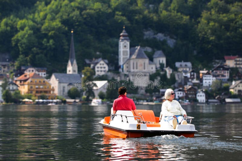 Toeristen op pedaalboot in Hallstatt, Oostenrijk