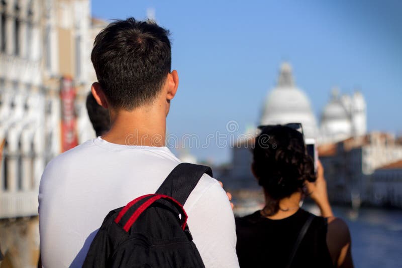 Toeristen in Venetië die foto's nemen royalty-vrije stock foto Toeristen in Venetië die foto's nemen royalty-vrije stock foto