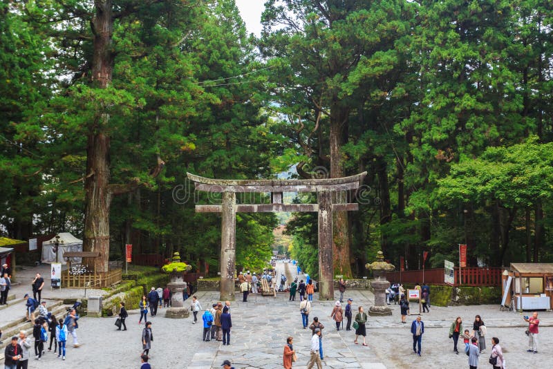 Toeristenbezoek van de het Heiligdomtempel van Nikko Toshogu in Nikko bij Au royalty-vrije stock foto's Toeristenbezoek van de het Heiligdomtempel van Nikko Toshogu in Nikko bij Au royalty-vrije stock foto's