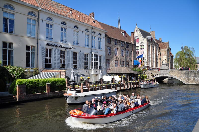Toeristenrondvaart op het Dijver-Kanaal, Brugge royalty-vrije stock afbeelding Toeristenrondvaart op het Dijver-Kanaal, Brugge royalty-vrije stock afbeelding