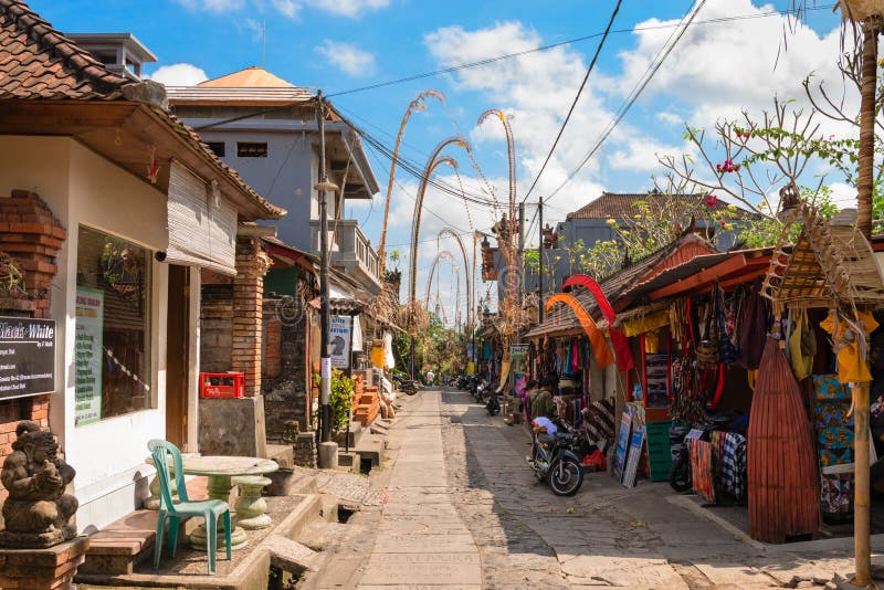 Toeristenstraat die door traditionele penjor op Bali wordt verfraaid royalty-vrije stock fotografie Toeristenstraat die door traditionele penjor op Bali wordt verfraaid royalty-vrije stock fotografie