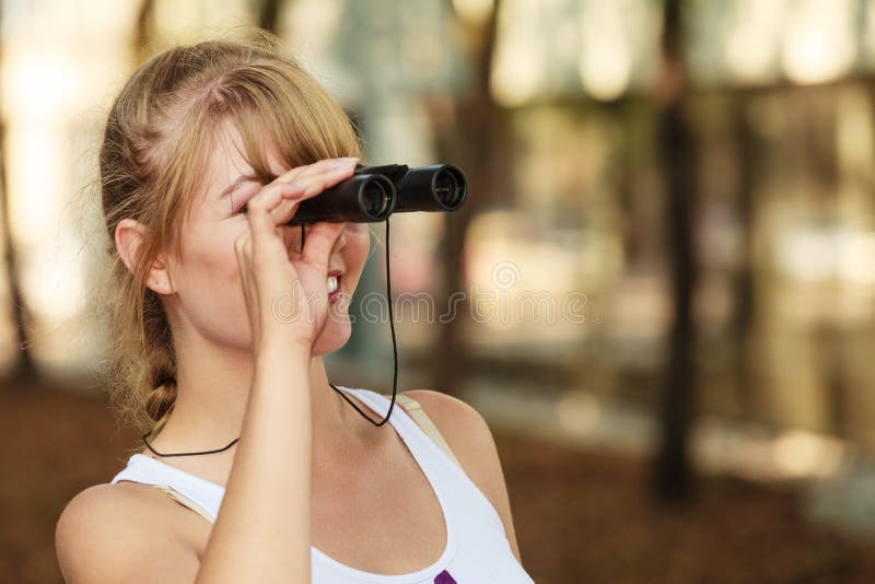 Toeristenvrouw die door verrekijkersn stad kijken royalty-vrije stock foto Toeristenvrouw die door verrekijkersn stad kijken royalty-vrije stock foto