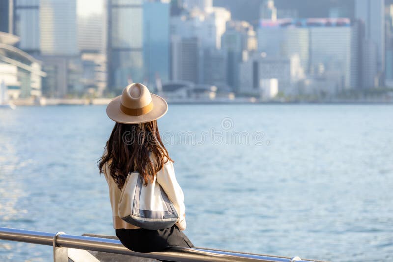 Toeristenvrouw kijkt naar de stad hongkong