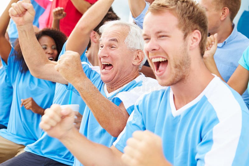 Toeschouwers in Team Colors Watching Sports Event stock afbeelding Toeschouwers in Team Colors Watching Sports Event stock afbeelding