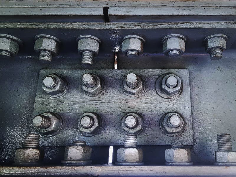 Toetredende het Staalkaders van Gray Painted Metal Connecting Plates met Groep Bouten en Noten stock foto's Toetredende het Staalkaders van Gray Painted Metal Connecting Plates met Groep Bouten en Noten stock foto's