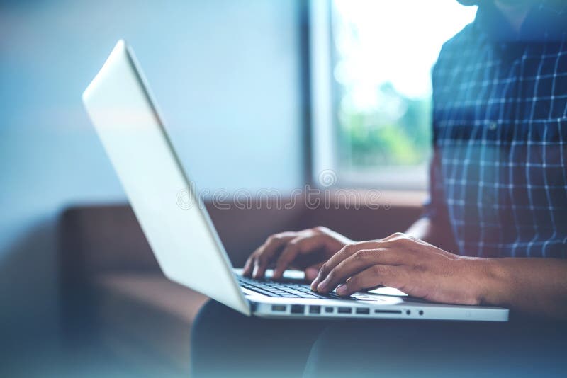 Toevallige Aziatische zakenman die op laptop voor zijn werk gebruiken stock foto's Toevallige Aziatische zakenman die op laptop voor zijn werk gebruiken stock foto's
