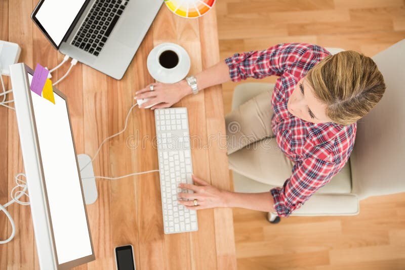 Toevallige ontwerper die met computer werken stock fotografie Toevallige ontwerper die met computer werken stock fotografie