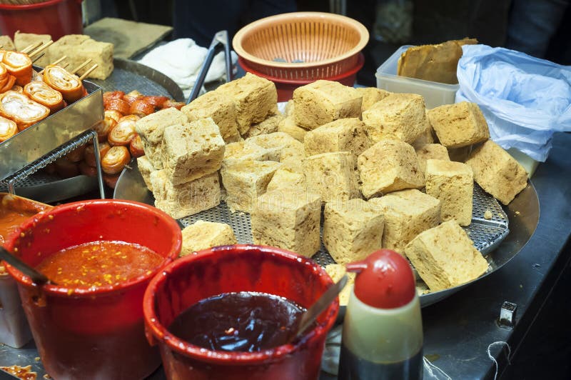 Tofu frit Stinky à une stalle de nourriture de rue de Hong Kong photographie stock libre de droits Tofu frit Stinky à une stalle de nourriture de rue de Hong Kong photographie stock libre de droits