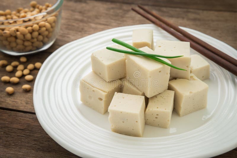 Tofu kubussen op plaat en sojabonen in kom stock foto's Tofu kubussen op plaat en sojabonen in kom stock foto's