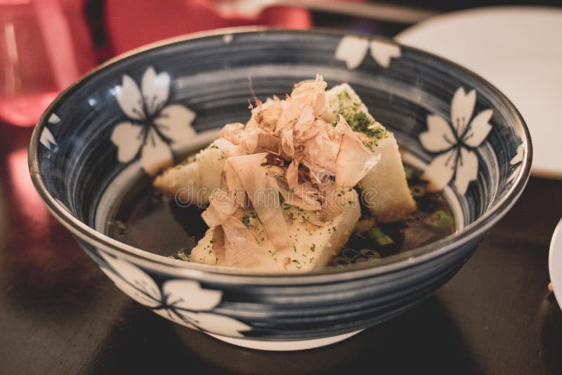 Tofu ιαπωνικό πιάτο στο κεραμικό κύπελλο στοκ φωτογραφίες Tofu ιαπωνικό πιάτο στο κεραμικό κύπελλο στοκ φωτογραφίες