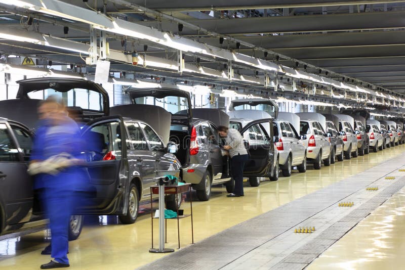 Carros novos Lada Kalina em VAZ da fábrica fotografia de stock Carros novos Lada Kalina em VAZ da fábrica fotografia de stock