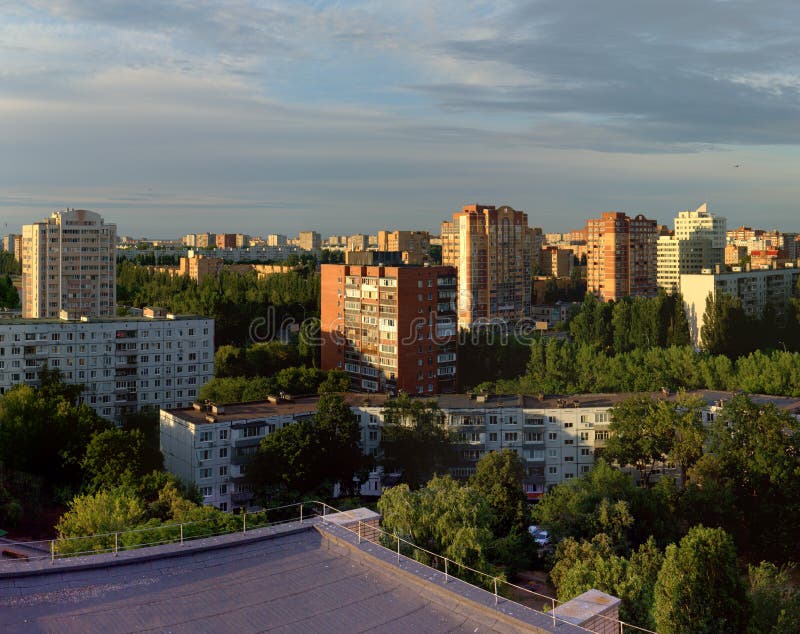 Togliatti, регион самары, Россия - 8-ое июля 2019: Выравнивать взгляд района Avtozavodsky в лучах заходящего солнца стоковые фото Togliatti, регион самары, Россия - 8-ое июля 2019: Выравнивать взгляд района Avtozavodsky в лучах заходящего солнца стоковые фото