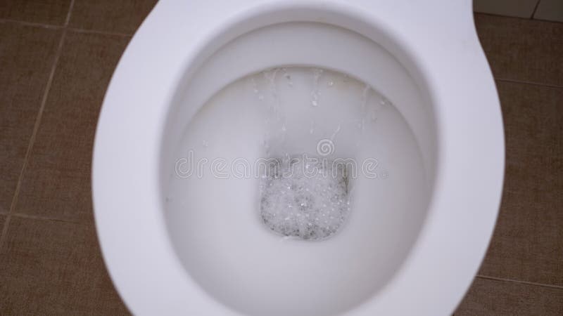 Toilet har tömts uppifrån och ned-vy Vatten- och pappersspolning ned i toalettskaft