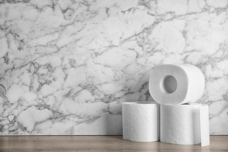 Toiletpapierbroodjes op lijst stock afbeelding Toiletpapierbroodjes op lijst stock afbeelding