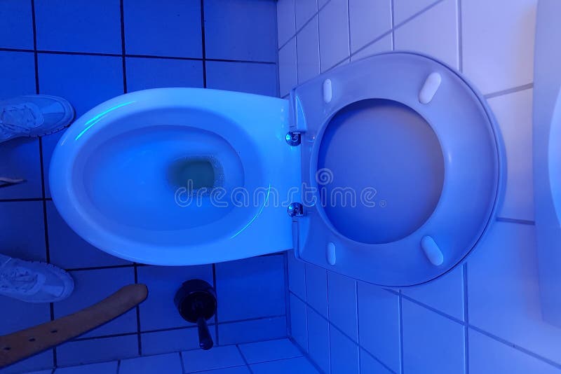 https://thumbs.dreamstime.com/b/toilette-avec-la-lumi%C3%A8re-uv-bleue-noire-123626011.jpg