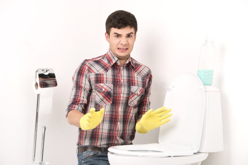 Toilette de nettoyage d'homme avec le décapant de jet images libres de droits