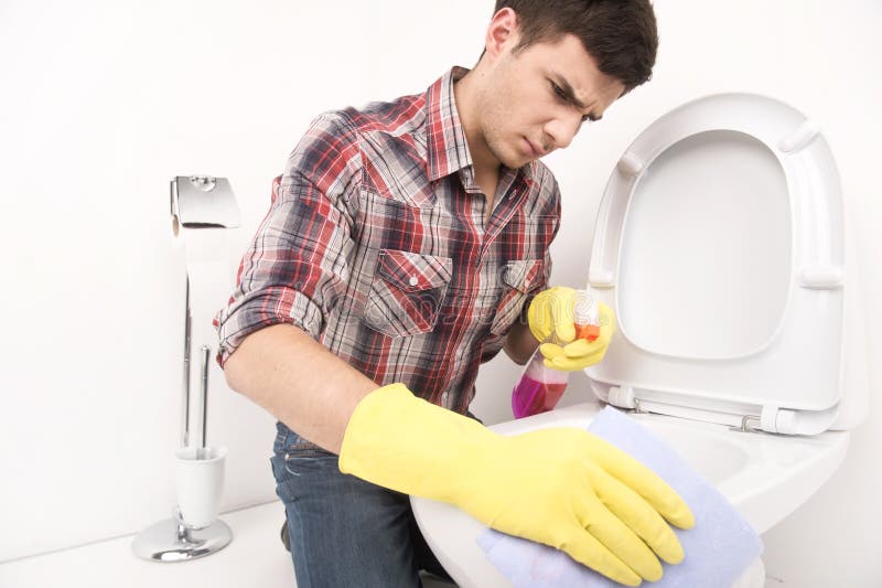 Toilette de nettoyage d'homme avec le décapant de jet photographie stock