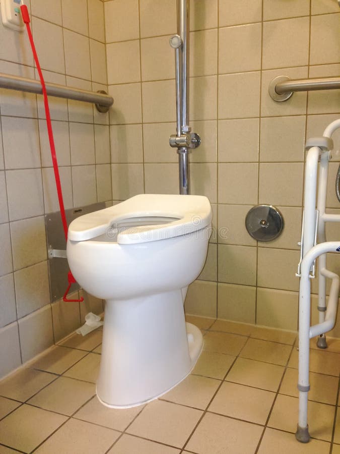Toilette dell'ospedale con la campana di chiamata-per-assistenza fotografia stock libera da diritti Toilette dell'ospedale con la campana di chiamata-per-assistenza fotografia stock libera da diritti