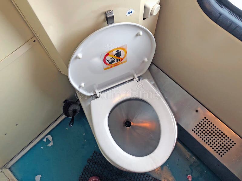 Toilette im Flugzeug stockfoto. Bild von luftfahrt, industrie 121999342