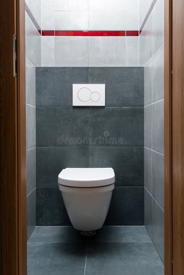 Toilette im modernen kleinen Badezimmer stockbild