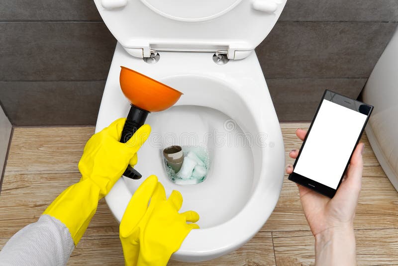 Toilette rotta di straripamento. toilette ostruita. uno smartphone con schermo bianco per la pubblicità sugli idraulici. ragazza immagini stock libere da diritti