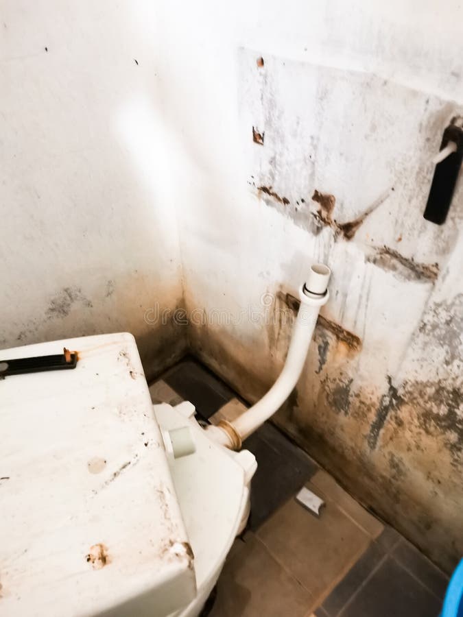 Toilette sporca rotta nel bagno. fotografia stock